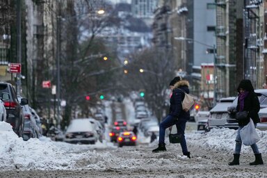 Hivatalos összesítések szerint a hétfő reggeli órákban több mint 800 ezer háztartásban továbbra sem volt áram (Fotó: Beta/AP)