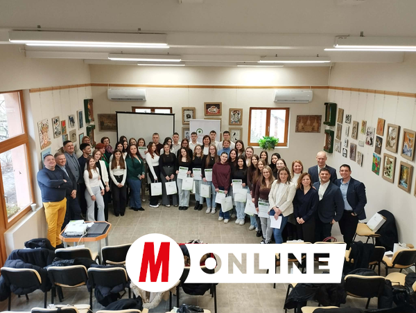 Finalisti sa nastavnicima, organizatorima, mentorima i članovima žirija (fotografija Andraša Otoša)