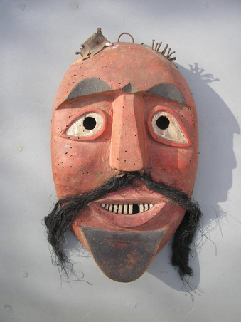 Rövid ideig az állatokat utánzó álarcok is megjelentek. A busómaszk azonban attól busómaszk, hogy emberi arcot formál meg. Az 1960-as évektől a fényképezés és a filmfelvételek hatására egyre nagyobb és látványosabb maszkokat kezdtek készíteni. Ekkor jelentek meg az állati szarvak is: kecske-, marha- vagy kosszarv / Fotó: Dénisch Zoltán