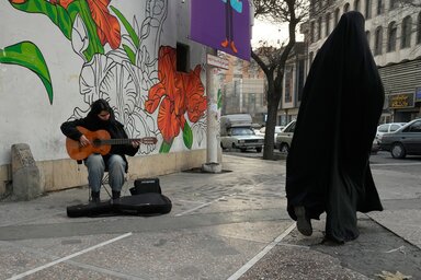 Utcazenész gitározik Teherán belvárosában/AP via Beta