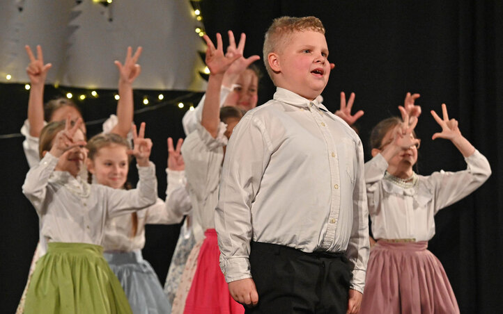 A házigazda Petőfi Sándor Művelődési Egyesület Kincsünk kicsi néptánccsoportja gyermekjátékokat mutatott be