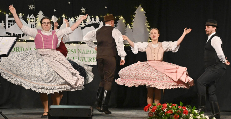 A Kincsünk ifjúsági csoport kalocsai táncokkal lépett fel