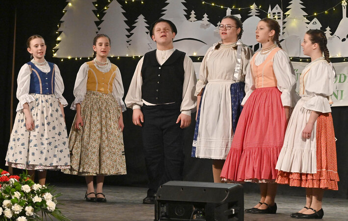 Horgosi népdalokat énekelt a Kincsünk középső énekcsoportja