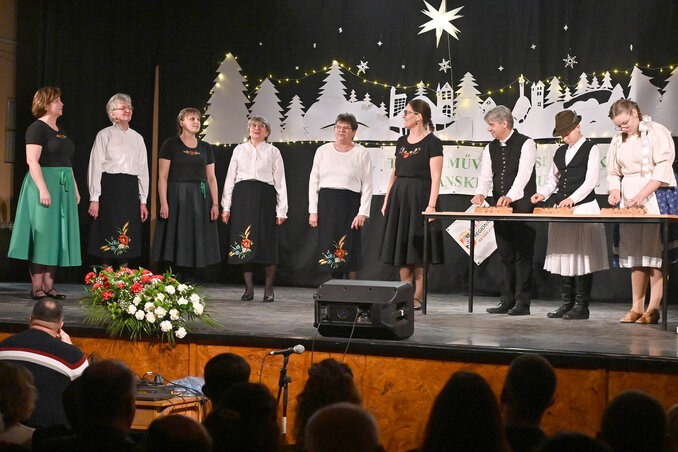 A tordai asszonykórus és a Kincsünk citerazenekar tiszamenti szerelmes dalokat énekelt