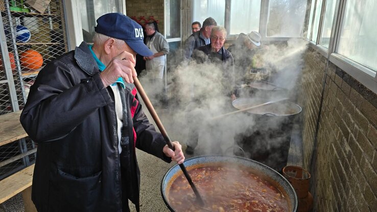 A hagyományos pörkölt elkészítése elengedhetetlen része a fesztiválnak, amelyet a vendégek is megkóstolhattak