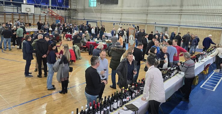 A sportcsarnok a borok és a közösségi élmények kedvelőivel telt meg