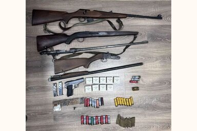 A rendőrség három puskát, egy pisztolyt és közel négyszáz lőszert talált a férfi házában (Fotó: MUP)