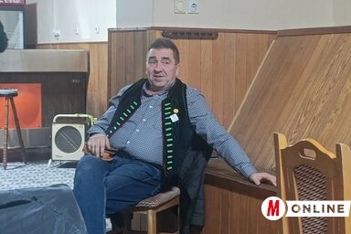 Toldi István a doroszlói Mesekocsmában (L. Móger Tímea felvétele)