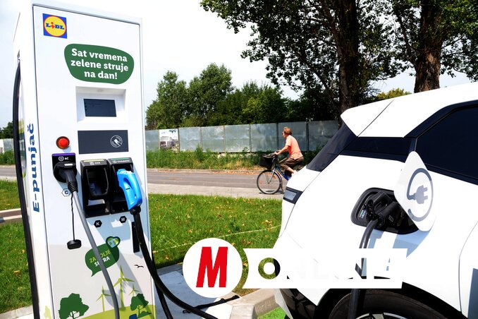 A nagyobb bevásárlóközpontok parkolóterein is találunk töltőberendezéseket (Fotó: Dávid Csilla felvétele)