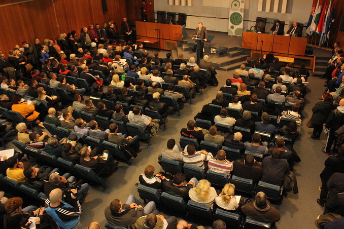 Na dan otvaranja kancelarije u Subotici, održana je i javna tribina u velikoj sali nove gradske kuće, koja je bila ispunjena do poslednjeg mesta (arhivski snimak Arpada Diošija)