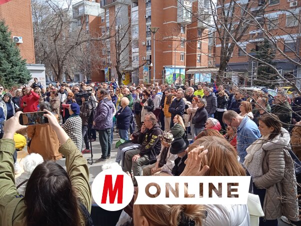 A Štrand–Kabel terület beépítésének kérdése már korábban is élénk lakossági vitát váltott ki. A fotó 2024 márciusában készült, a limáni helyi közösség Draga Spasić utcai irodája előtt több száz környékbeli polgár tiltakozott az építkezés terve ellen (Fotó: Szeli Balázs felvétele)