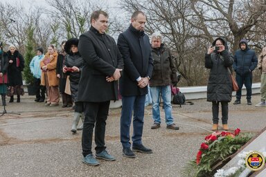Dr. Vuk Radojević polgármester és Kiss Igor, a községi képviselő-testület elnöke is elhelyezték a kegyelet virágait (Fotó: Óbecse község önkormányzata/Facebook)