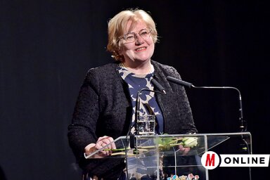 Dr. Szili Katalin az Aranyplakett elismeréssel (Fotó: Gergely Árpád)