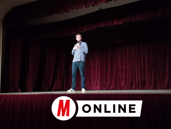 Szabó Balázs Máté tudatosan törekszik arra, hogy minél személyesebb hangvételű műsorokat állítson színpadra (Kancsár Izabella felvétele)