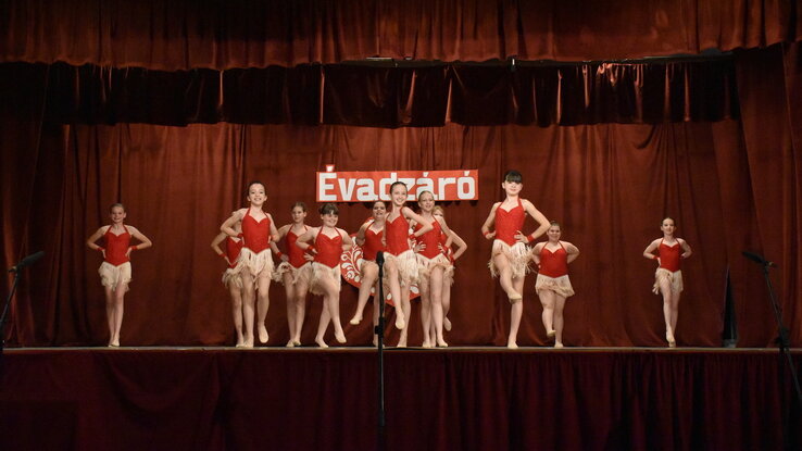 A modern táncosok hat korcsoportban dolgoznak