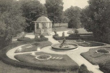 A Kastélypark egy részlete a szaletlival és a szökőkúttal, valamikor a 20. század elején... (Forrás: Hungaricana, Magyar Mezőgazdasági Múzeum)