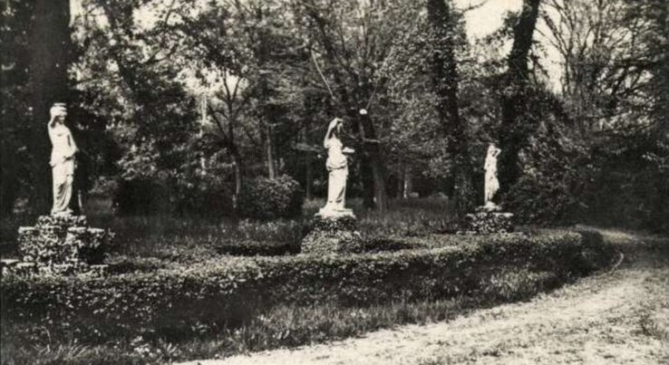 A park belsejébe vezető utakat egykoron női alakokat formáló szobrok díszítették (Hungaricana, Zempléni Múzeum, Szerencs)