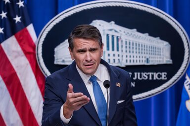 Todd Blanche amerikai főügyészhelyettes újságírói kérdésekre válaszol a közzététel után/Beta/AP