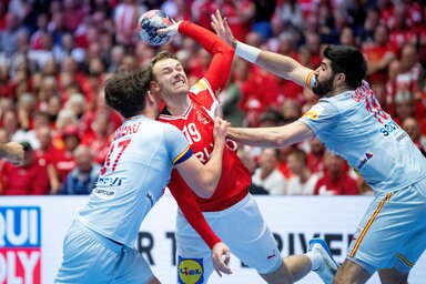 Beta/AP - Mathias Gidsel (labdával) ugyan nem brillírozott a döntőben, de így is vitathatatlan szerepe volt Dánia győzelmében