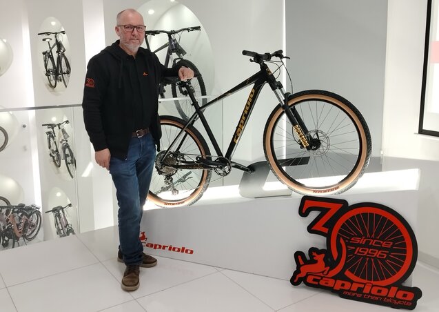 Brindza Lajos a limitált széria kiállított modelljével / Fotó: Tóth Péter