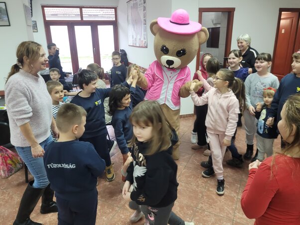 Játék a macival / Fotó: Lakatos János