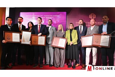 Csoportkép a díjazottakkal: Juhász Bálint balról az ötödik, Maja Gojković jobbról a negyedik (Fotó: Ótos András)