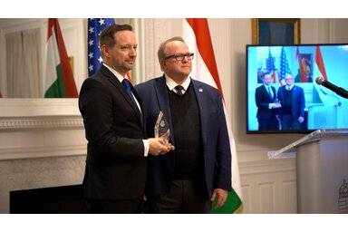 Facebook/Azbej Tristan oldala/Azbej Tristan átveszi az elismerést