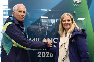 Beta/AP - Kirsty Coventry, a Nemzetközi Olimpiai Bizottság elnöke és Giovanni Malago, az idei játékok szervezőbizottságának elnöke az olimpiai fegyverszünetet ábrázoló falfestmény avatásán