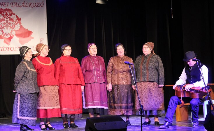 A bácskossuthfalvi Rezeda asszonykórus tekerőlant-kísérettel énekelt