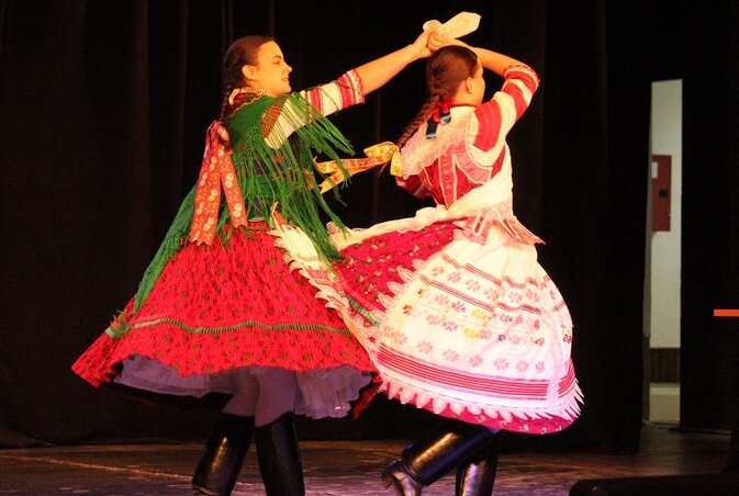 Tomik Réka és Ozorák Emília táncosok