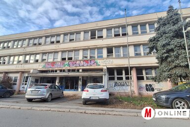 A Jugoalat valamikori sikeres szerszámgyár épülete már évtizedek óta romosodik. Hamarosan lebontják, helyére új városnegyedet terveznek (Fotó: Ótos András felvétele)