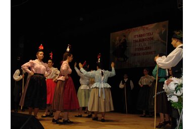 A helybeli Búzavirág Népi Szokásokat és Hagyományokat Ápoló Egyesület Csavargók néptáncegyüttese mezőföldi táncokkal mutatkozott be / Fotó: Vidács Hajnalka