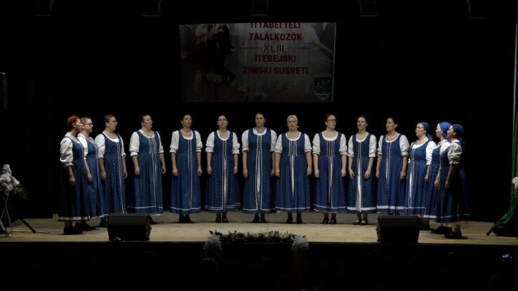 A muzslyai Petőfi Sándor Művelődési Egyesület Cickafark népdalkórusa magyarbődi gyűjteménnyel érkezett
