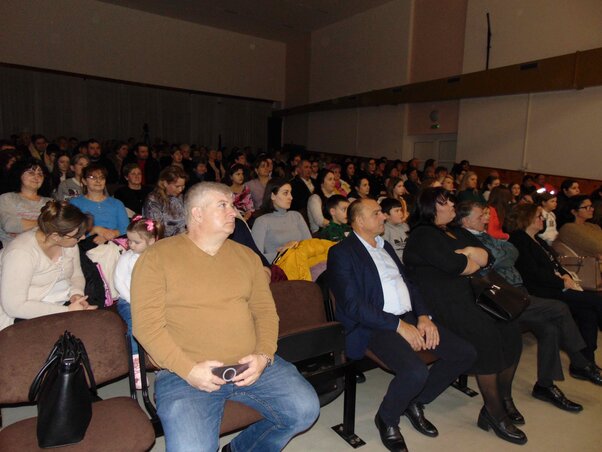 A színházterem zsúfolásig megtelt az érdeklődőkkel