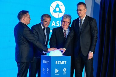 MTI/Jobbról: Szijjártó Péter, Süli János, Rafael Mariano Grossi és Alekszej Lihacsov