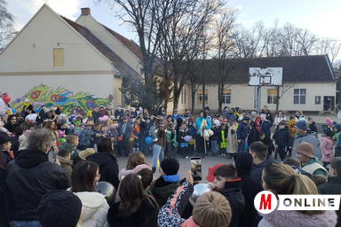 A tanulók kiszebábot égettek az iskola udvarában (Fotó: Kancsár Izabella)