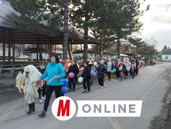 A gyermekek hangoskodással, dobolással, zenéléssel és sípszóval búcsúztatták a hideg évszakot (Fotó: Kancsár Izabella)