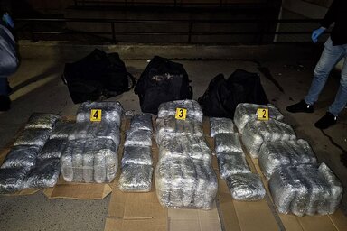 A hatóságok a marihuána mellett kisebb mennyiségű kokaint, valamint készpénzt is lefoglaltak (Fotó: MUP Srbije)