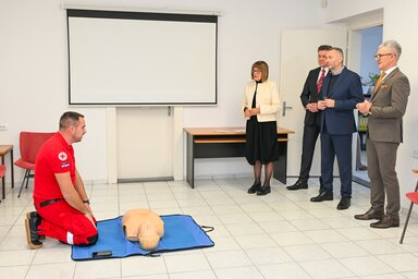 Maja Gojković a Vajdasági Vöröskereszt székházában (Fotó: Tartományi kormány)