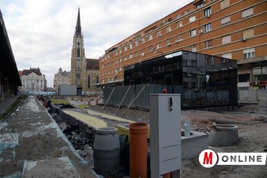 A Tanurdžić-palota előtti terület 2022 nyara óta megközelíthetetlen, a belváros szívén átjutni legfeljebb gyalogszerrel lehetséges (Fotó: Dávid Csilla felvétele)