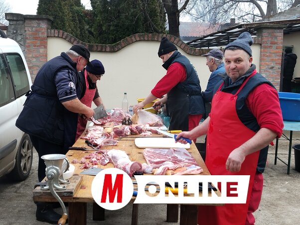 A böllérek munka közben / Tóth Péter felvétele