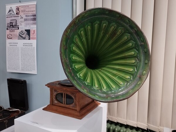 A tölcséres gramofon dísznek is magával ragadó