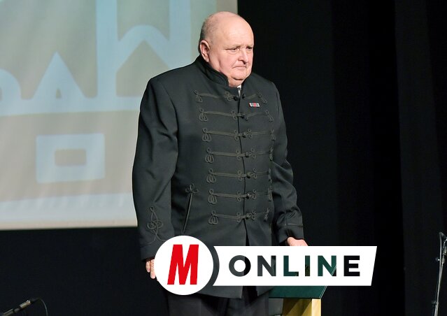 Valka Károly a Plakett díjjal/Gergely Árpád felvétele