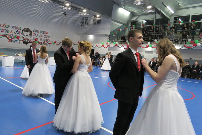 A szalagok feltűzése