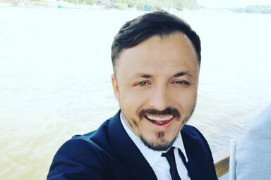 Két személy fegyverrel kényszerítette autóba az északmacedón énekest, majd az elkövetők Ruma felé menekültek (Fotó: danijelkajmakoski/Instagram)