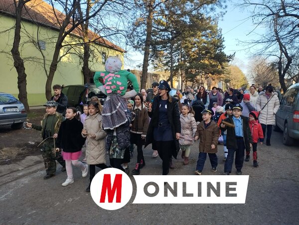 Az idén sem maradt el a télűzés Alsóváros utcáin (Fotó: Kancsár Izabella felvétele)