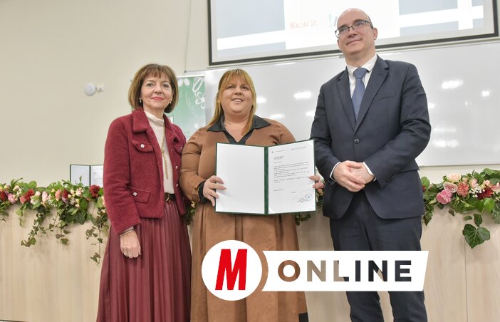 De Negri Ibolya és dr. Maruzsa Zoltán köszönőlevelet adott Erdődi Edvinának, a Magyar Szó Lapkiadó Kft. igazgatójának (Fotó: Gergely Árpád felvétele)