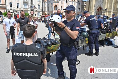 Hangulatfotónk egy rendőrségi bemutatón készült a belváros szívében, a Szabadság téren (Fotó: Ótos András felvétele)
