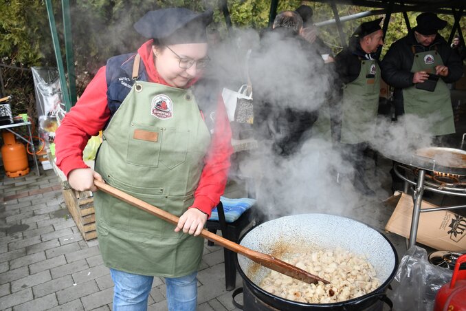 A finomságot lassú tűzön, folyamatos keverés mellett kell sütni