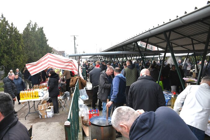 A rendezvény idején teljesen megtelt a sziváci piactér